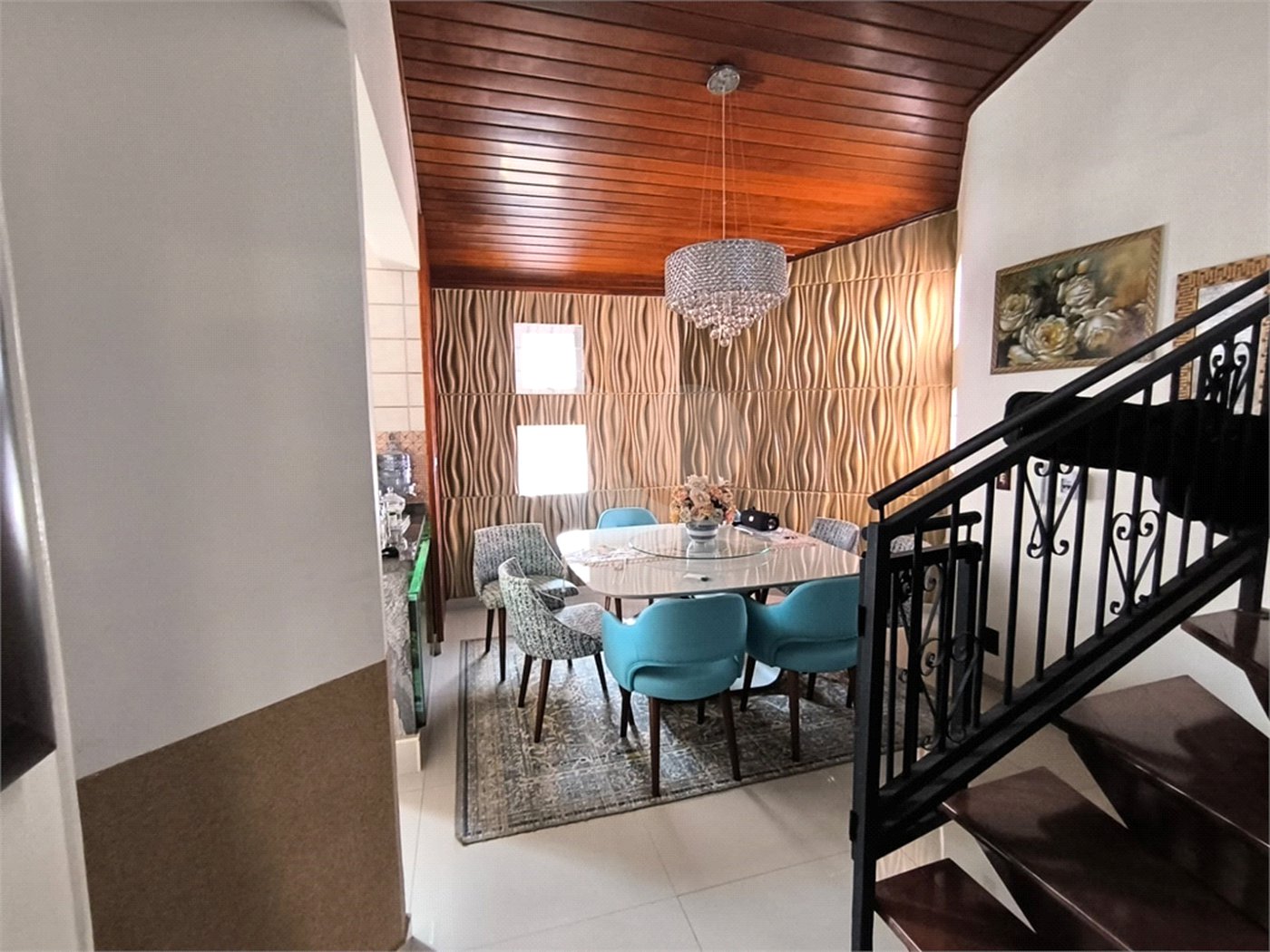 Casa à Venda no Santa Marta com 3 Suítes e Piscina