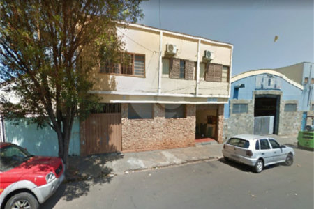 Sobrado com 4 dormitórios.