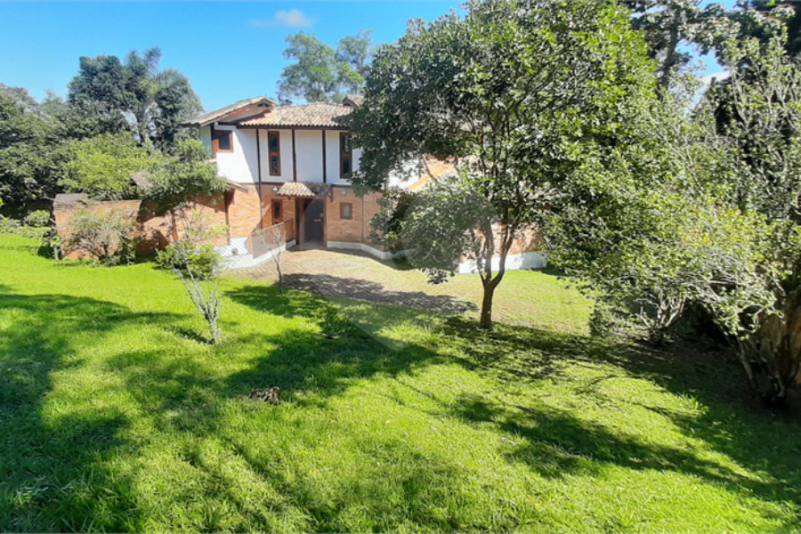 Sobrado à venda com 3 suítes em Serra da Cantareira, Mairiporã, SP
