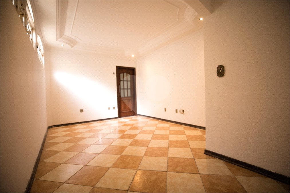 Casa com 4 Dormitórios e área de lazer com piscina