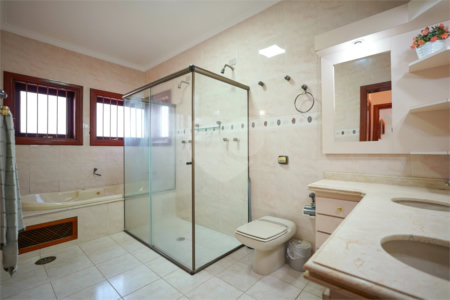 Casa à venda com 4 quartos, sendo 2 suítes, em Interlagos, São Paulo, SP