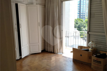 Apartamento à venda com 3 quartos, sendo 1 suíte,  em Aclimação, São Paulo, SP
