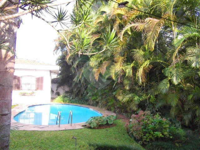 Casa Térrea à venda com 4 quartos, sendo 2 suítes,  em Interlagos, São Paulo, SP