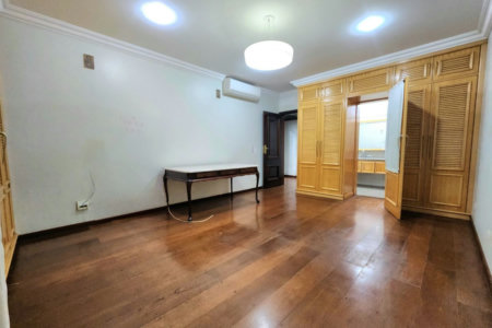 Apartamento Alto Padrão Frente Mar com 4 Dormitórios, 3 Suítes e 3 Vagas na Orla de Santos