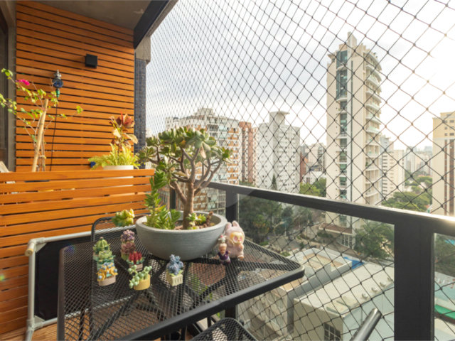 Apartamento à venda com 3 quartos, sendo 1 suíte,  em Moema, São Paulo, SP