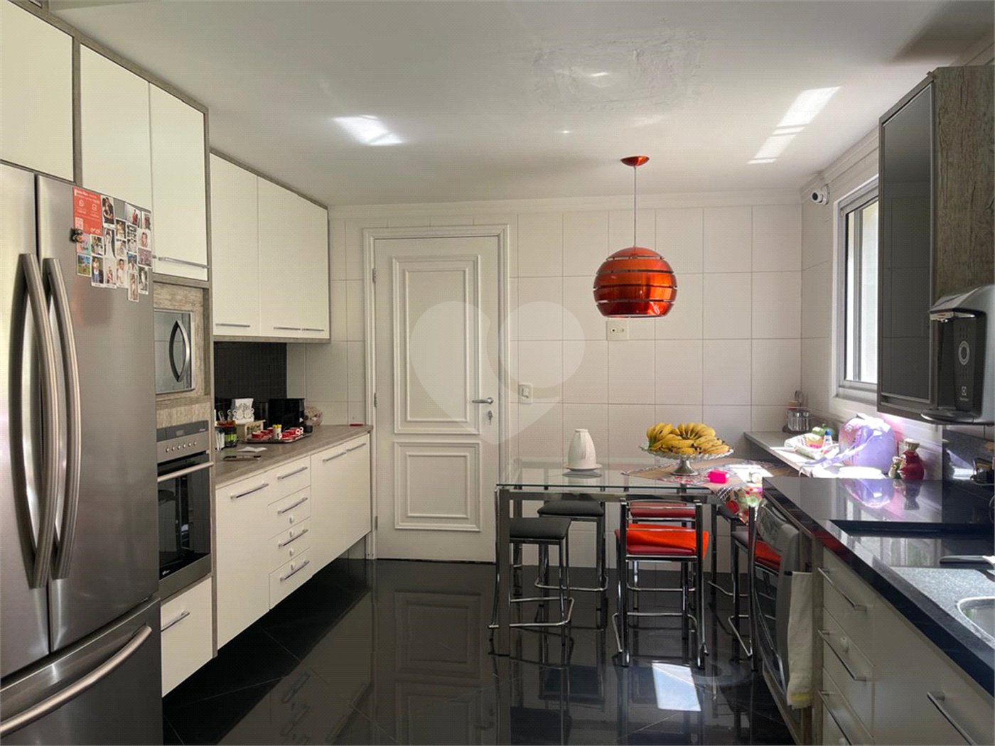 Casa à venda com 4 quartos, sendo 2 suítes,  no condomínio Village Place, São Paulo - SP