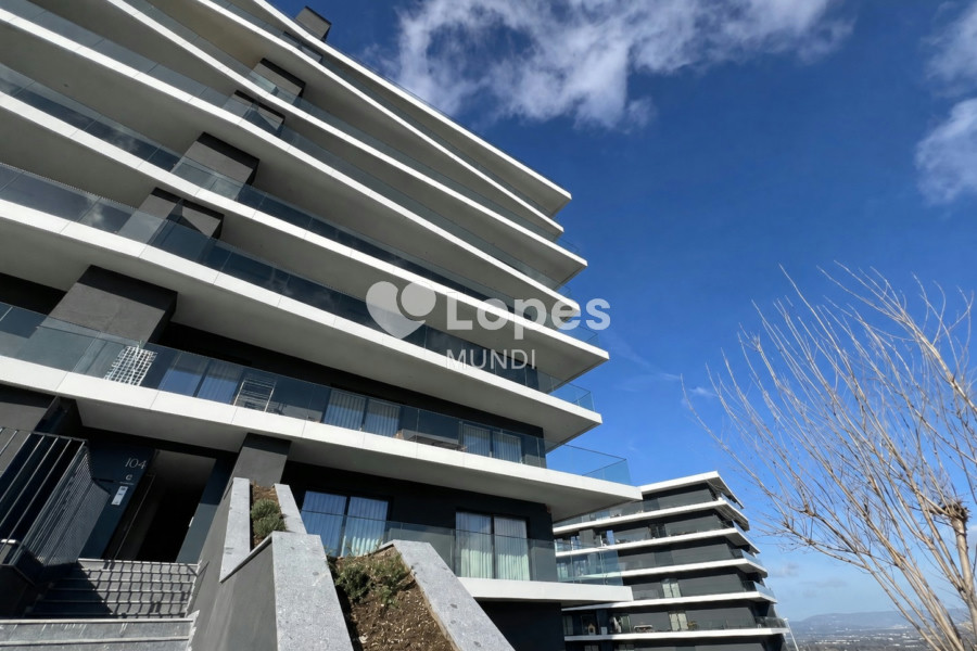 Apartamento T3 à venda em Águas Santas, Maia, Portugal – Varanda e garagem