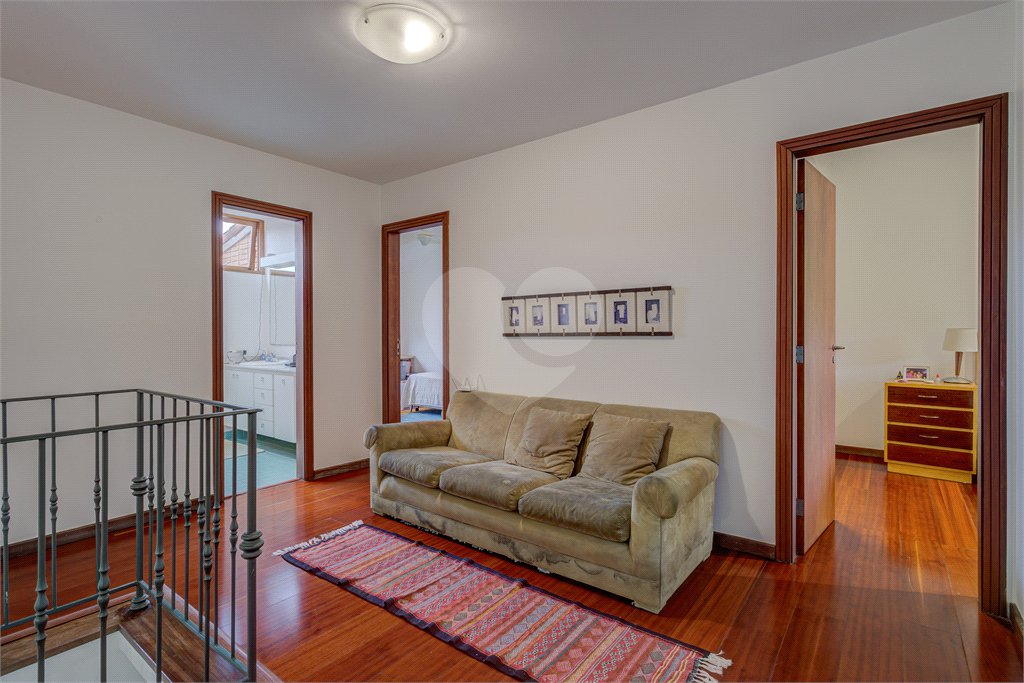 Casa à venda com 4 quartos, sendo 2 suítes, no condomínio Vila Antonieta, São Paulo - SP