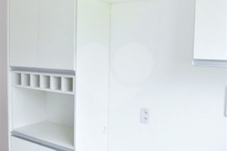 Apartamento no Condomínio Mont Royal .