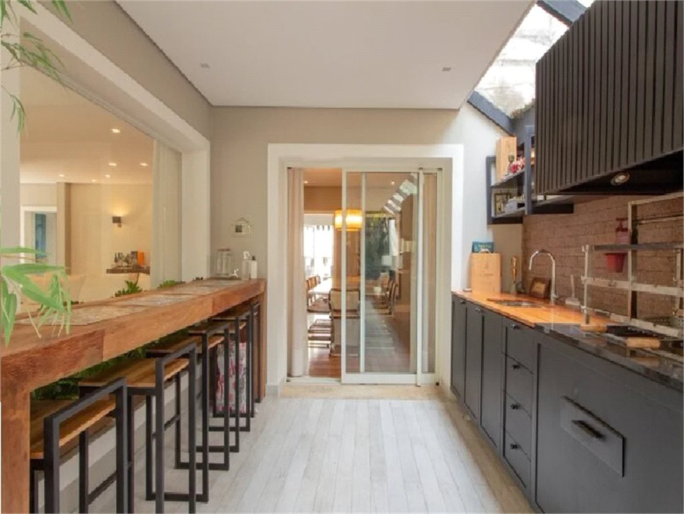 Casa à venda com 4 suítes no condomínio Outeiro, São Paulo - SP