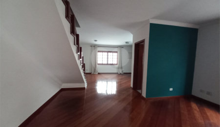 Sobrado à venda com 4 quartos, sendo 3 suítes,  em Cidade São Francisco, São Paulo, SP