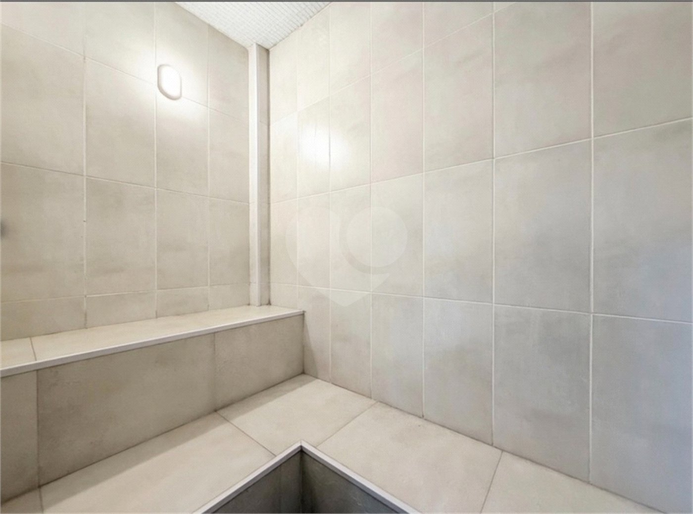 Apartamento para locação com 2 dormitórios, sendo 1 suíte com 02 vagas, totalmente climatizado nos 3 ambientes