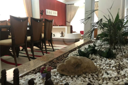 Sobrado com 363m² à venda no Alto da Moóca - 3 suítes e 6 vagas.