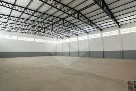GALPÃO INDUSTRIAL NOVO – 800 M² - Em frente à Rodovia Kanela Forti