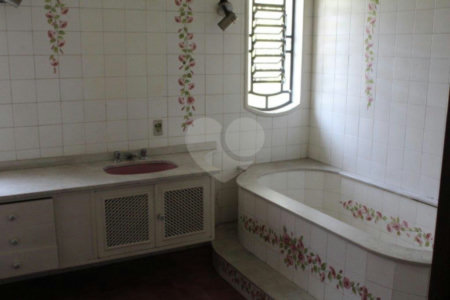 Casa Térrea à venda ou para alugar com 6 suítes em Vila Tramontano, São Paulo, SP