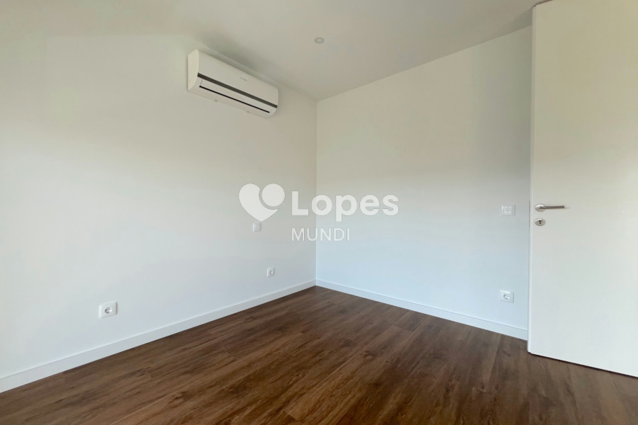 Apartamento T2 à venda em Águas Santas, Maia, Portugal – Varanda e garagem