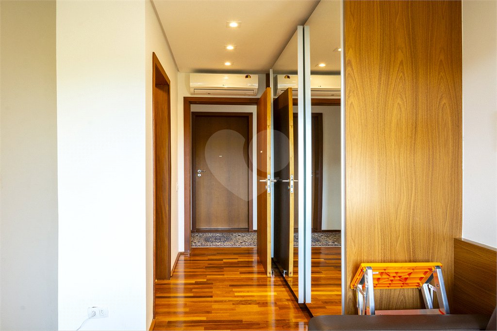 Casa à venda com 4 suítes no condomínio Vila Flora, São Paulo - SP