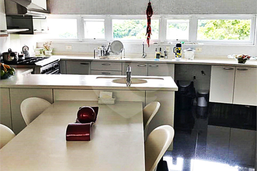 Casa à venda com 4 suítes no condomínio Residencial Jd. Ibiratiba, São Paulo - SP