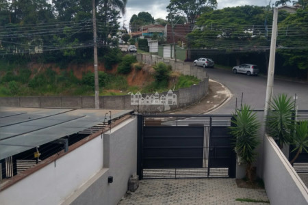 Sobrado à venda ou para alugar com 3 suítes em Jardim do Lago, Atibaia, SP
