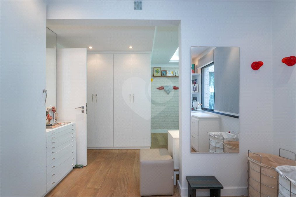 Apartamento à venda com 3 quartos, sendo 1 suíte, em Jardim Morumbi, São Paulo, SP
