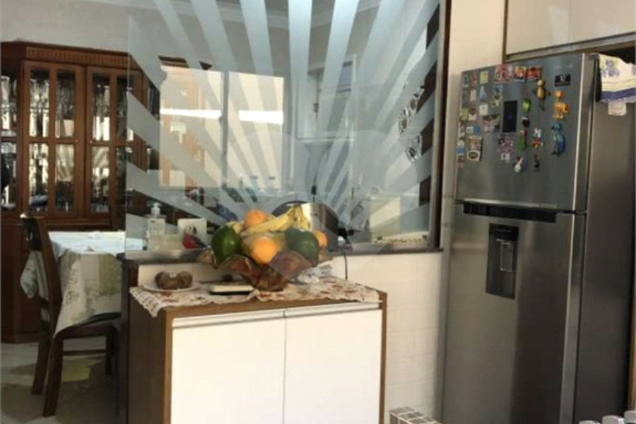 Casa térrea ao lado da Rua Augusto Tolle. 305 metros quadrados.