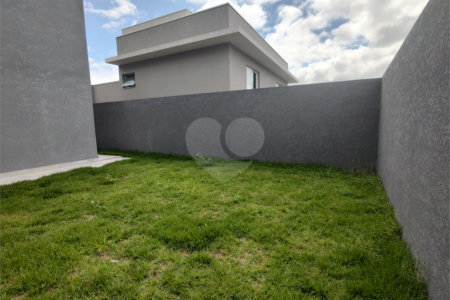 Casa térrea em Atibaia com 3 suítes, sala 2 ambientes, 2 vagas garagem, excelente localização, pronta para morar