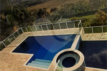 Casa em condomínio à venda ou para alugar com 5 quartos, sendo 3 suítes,  no Centro, Bom Jesus dos Perdões, SP