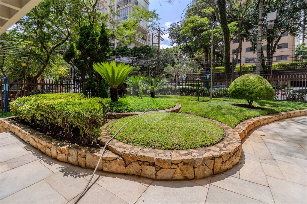 Apartamento à venda com 3 suítes em Moema, São Paulo, SP