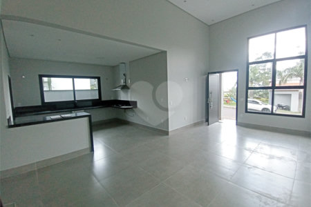Casa à venda com 3 suítes no condomínio Vita Verdi, Valinhos - SP
