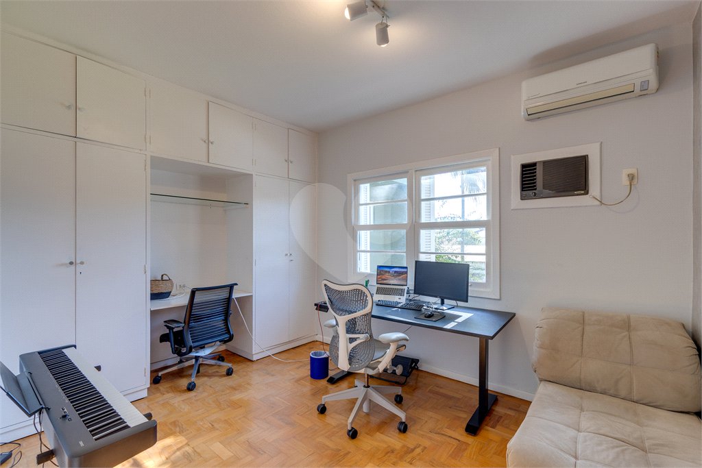 Casa à venda com 4 quartos, sendo 2 suítes,  em Alto da Boa Vista, São Paulo, SP