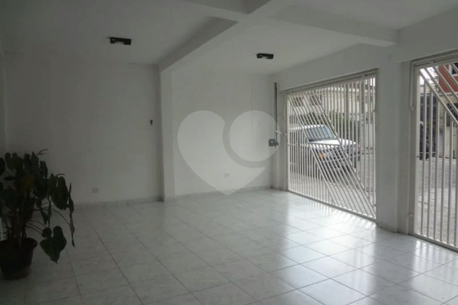 Casa térrea à venda na Vila Mazzei, em rua tranquila
