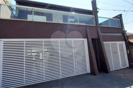 Sobrado à venda com 3 quartos, sendo 2 suítes,  em Vila Pires, Santo André, SP