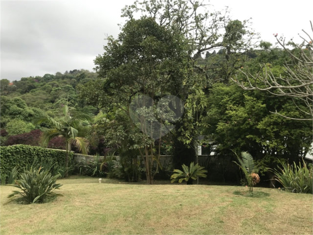 Sobrado à venda com 3 suítes em Serra da Cantareira, Mairiporã, SP