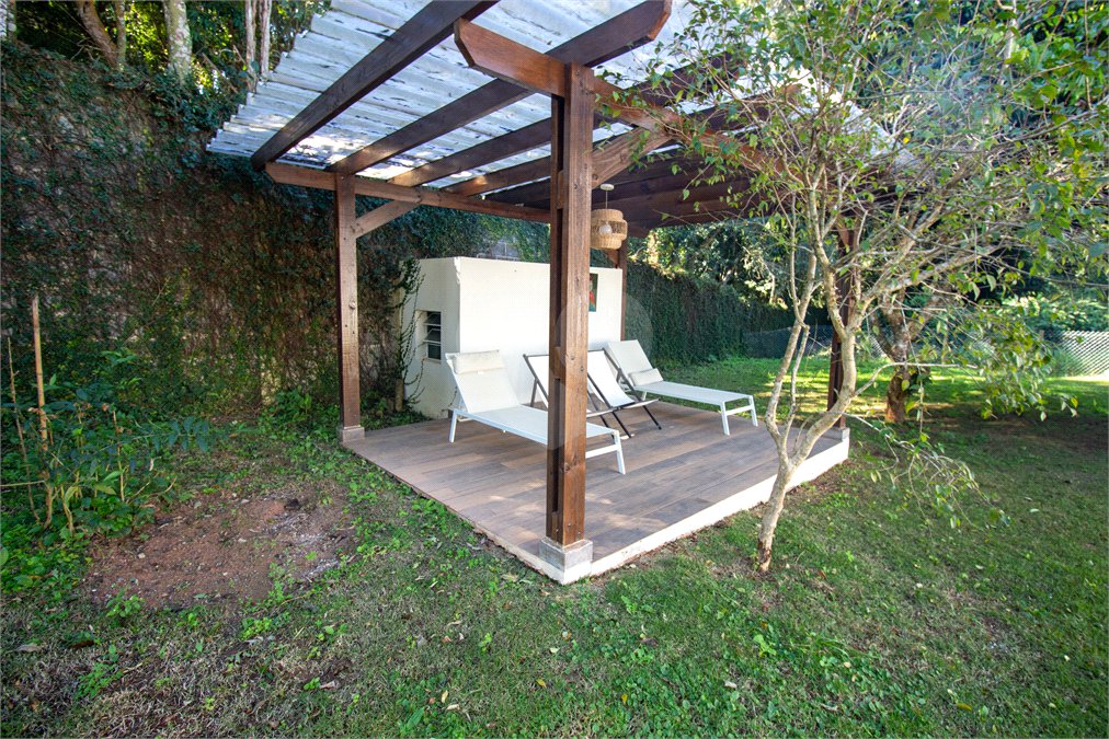 Casa à venda com 4 quartos, sendo 1 suíte,  no condomínio Sítio das Hortências, São Roque - SP