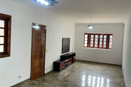 Sobrado à venda ou para alugar com 3 suítes em Vila Sônia, São Paulo, SP