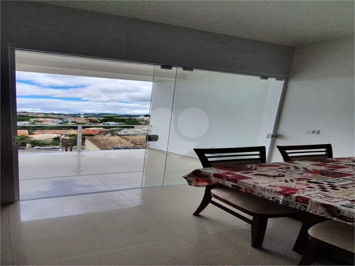 Casa à venda com 3 quartos, sendo 1 suíte, em Vila Santa Rosália, São Roque, SP