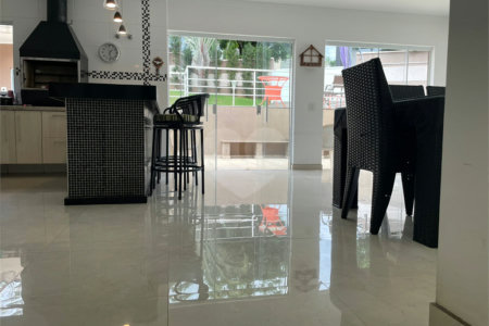 Casa à venda com 3 quartos, sendo 1 suíte, no condomínio Shambala I, Atibaia - SP
