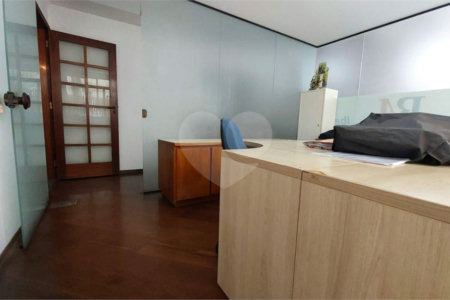 Casa à venda com 4 quartos, sendo 2 suítes,  em Vila Alexandria, São Paulo, SP