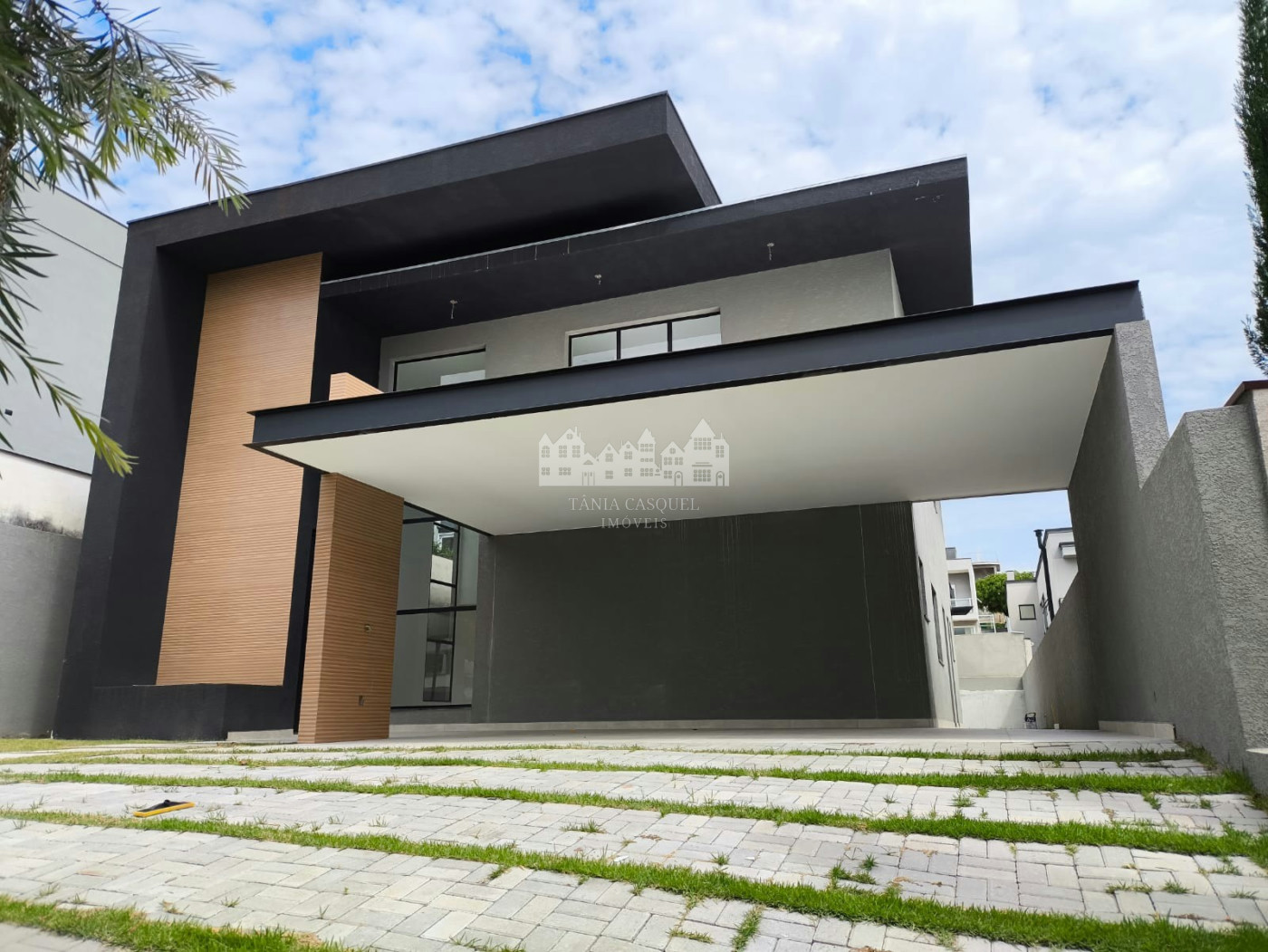 Casa à venda com 4 suítes no condomínio Figueira Garden, Atibaia - SP