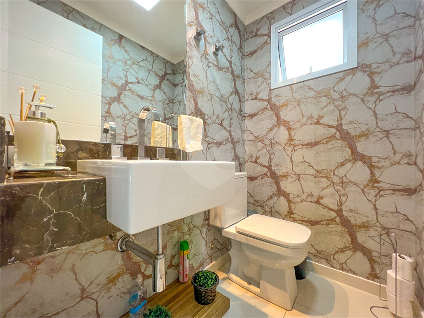 Casa à venda com 4 quartos, sendo 2 suítes,  no condomínio Floradas da Serra, São Paulo - SP