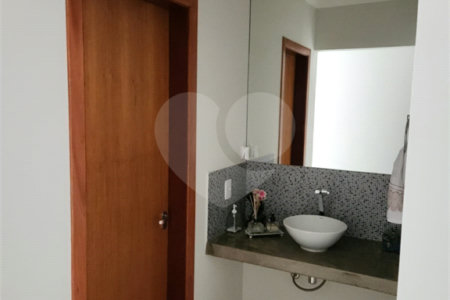 Casa à venda com 4 quartos, sendo 3 suítes, no condomínio Terras de Mont Serrat, Salto - SP