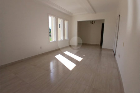 Casa à venda com 4 quartos, sendo 2 suítes, no condomínio Flamboyant, Atibaia - SP