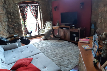 Casa à venda com 4 quartos, sendo 1 suíte, no condomínio Clube da Montanha, Atibaia - SP