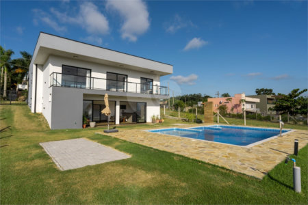 Casa à venda com 4 quartos, sendo 1 suíte, no condomínio Residencial Pinheiros do Lago, Alambari - SP