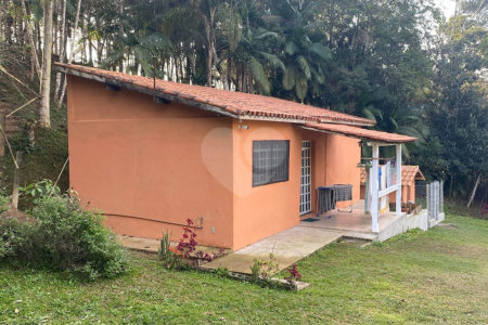 Sítio à venda com 3 quartos, sendo 1 suíte,  no Centro, Biritiba-mirim, SP