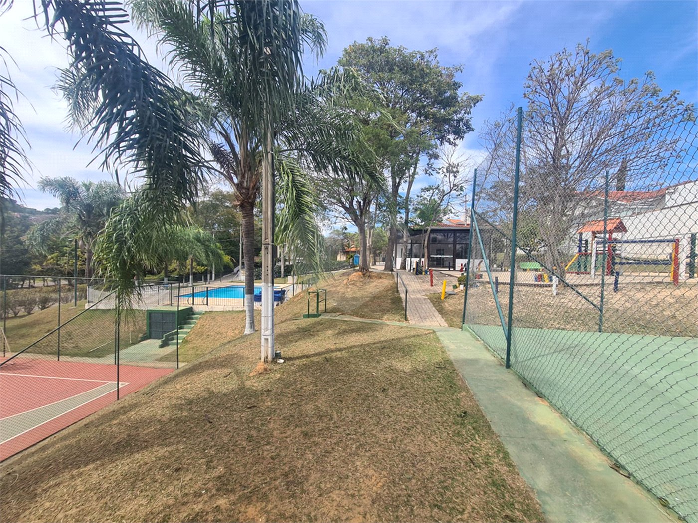 Casa à venda com 4 quartos, sendo 2 suítes, no condomínio Bosque de Grevilea, Vinhedo - SP