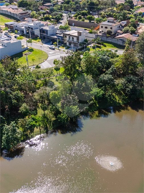 Indaiatuba - Condomínio Milano - Sobrado - 350 m² de terreno - 240 m² de área construída - 4 vagas de garagem, sendo 2 cobertas - Salas de estar e jantar integradas - 3 suítes com closet e varanda no pavimento superior - Escritório no térreo - Espaço gourmet com churrasqueira - Banheiro externo