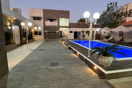 Casa à venda com 8 quartos, sendo 2 suítes, em Flórida, Praia Grande, SP