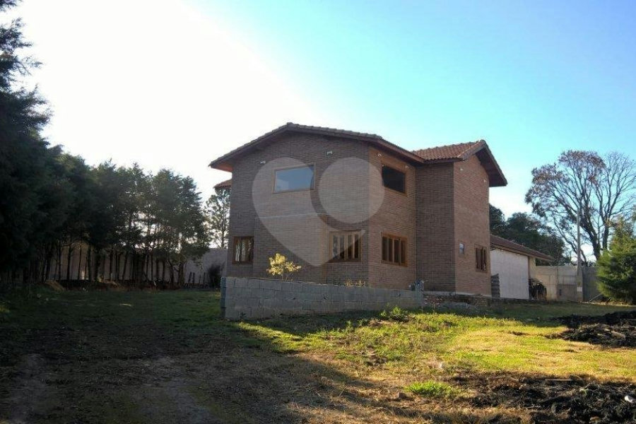 Casa à venda ou para alugar com 3 suítes no condomínio Vilarejo Estoril, Mairiporã - SP