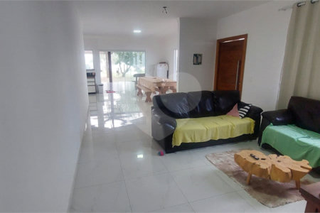 Casa à venda com 3 suítes no condomínio Riviera dos Pássaros, Joanópolis - SP